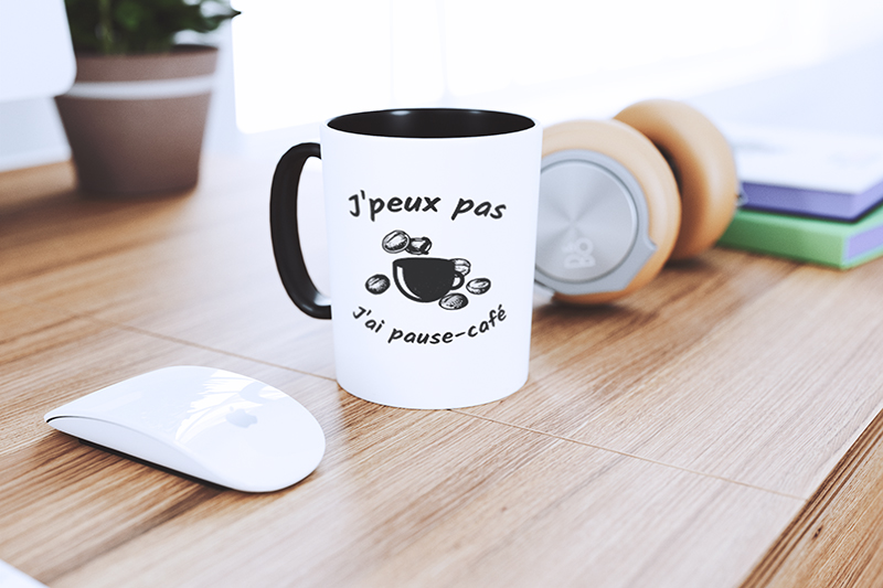 Mug premium PMW Iconic Trends Wear posé sur un bureau, sublimation haute définition
